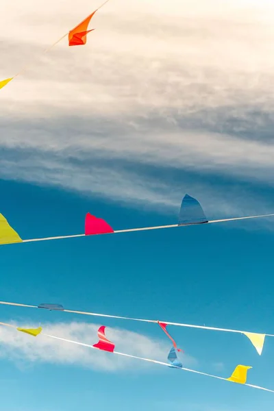 Vertikal Närbild Skott Färgglad Triangulär Flaggor Med Bakgrund Klarblå Himmel — Stockfoto