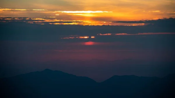 雲の下の魅惑的な夕日 — ストック写真