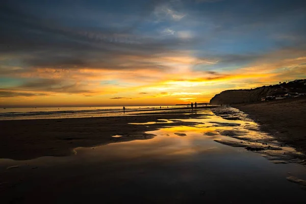 Cena Hipnotizante Céu Colorido Nublado Refletindo Sobre Água Pela Praia — Fotografia de Stock