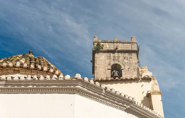 Close Ângulo Baixo Edifício Antigo Com Topo Torre Sinos Fundo — Fotografia de Stock