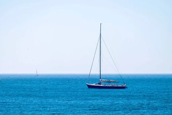 Segelbåt Medelhavet Vid Solnedgången Resor Och Aktiv Livsstilskoncept — Stockfoto