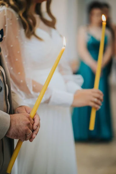 Nevěsta Ženich Drží Svíčky Během Svatebního Obřadu — Stock fotografie