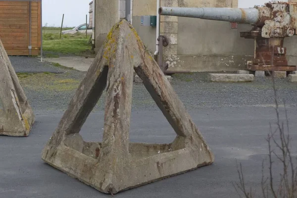 Pyramideformet Militært Utstyr Ved Omaha Stranden Nær Landingsområdet Normandie – stockfoto