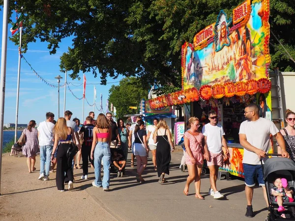 Zábavní Park Plný Lidí Během Rhenish Fisher Festivalu Německu Slunečného — Stock fotografie