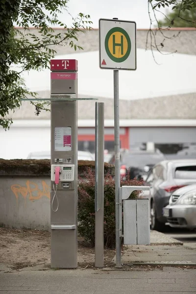 Telefon Budce Przystanku Autobusowym Mieście — Zdjęcie stockowe