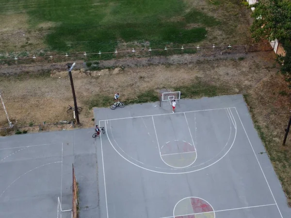 Una Cancha Baloncesto Asfaltada Aire Libre Con Niños Bicicletas — Foto de Stock