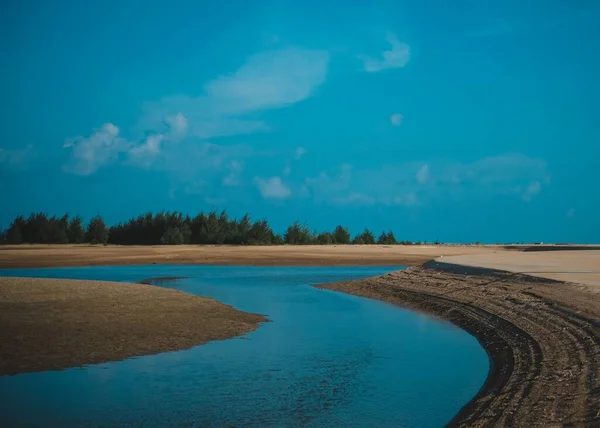 Hermoso Paisaje Con Agua Corriente Paisaje Rascacielos Fondo — Foto de Stock