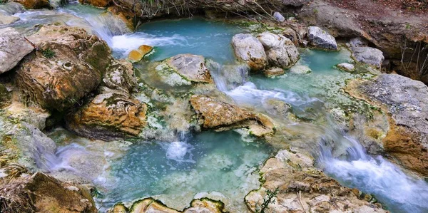 Una Vista Panorámica Del Río Que Fluye Las Rocas Durante —  Fotos de Stock