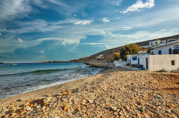 Una Vista Fascinante Una Playa Los Edificios Contra Cielo Nublado —  Fotos de Stock