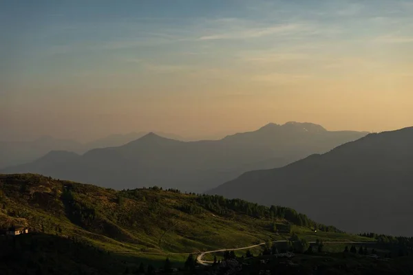 Uma Paisagem Dos Alpes Cárnicos Com Céu Azul Amarelo Acima — Fotografia de Stock