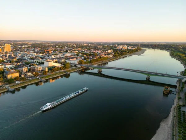 Gyönyörű Kilátás Bonn Városképre Uszály Kennedybrucke Kennedy Híd Rajnán Naplementekor — Stock Fotó