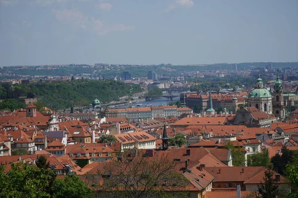 捷克共和国小城镇布拉格在白天的城市景观 — 图库照片