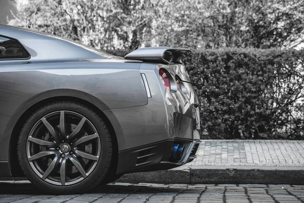 Сірий Nissan Припаркований Стороні Дороги — стокове фото