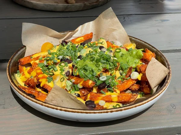 Una Sabrosa Comida Con Batata Guacamole Frijoles Negros Queso Derretido — Foto de Stock