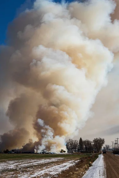 Een Verticaal Shot Van Grote Rook Wolk Nabij Een Landelijke — Stockfoto