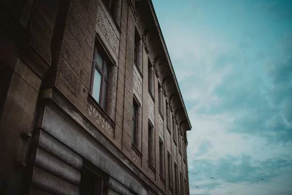 Low Angle Shot Brown Building Windows Background Blue Evening Sky — Stock Photo, Image