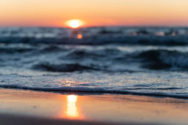 Céu Dourado Brilhante Pôr Sol Sobre Uma Praia Lituânia — Fotografia de Stock