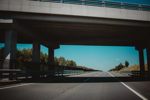 青い空に向かって高速道路を渡る橋 — ストック写真