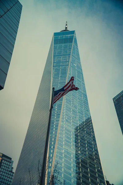 뉴욕에 트레이드 건물의 국기와 — 스톡 사진