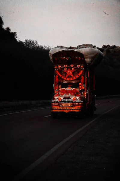 Een Pakistaanse Truck Met Veel Truckkunst Geladen Vrachtwagen Reist Door — Stockfoto