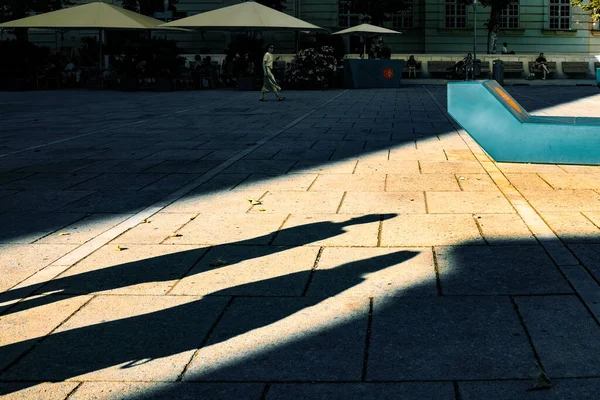 Las Sombras Dos Personas Caminando Frente Museo Mumok Viena Austria — Foto de Stock