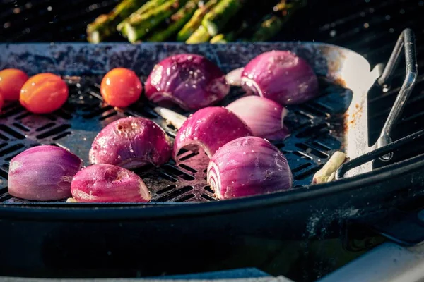 Primer Plano Deliciosas Cebollas Tomates Cocinando Una Parrilla —  Fotos de Stock