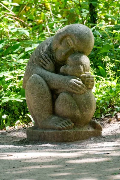 Statue Two Monkeys Taken Bear Woods — Stock Photo, Image