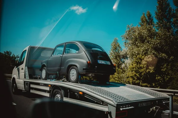 Een Zwarte Fiat Auto Een Sleepwagen Bij Daglicht Met Blauwe — Stockfoto