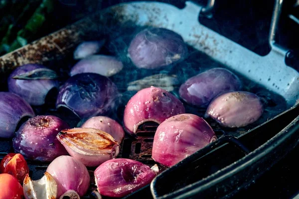 在烤架上烹调美味洋葱的特写镜头 — 图库照片