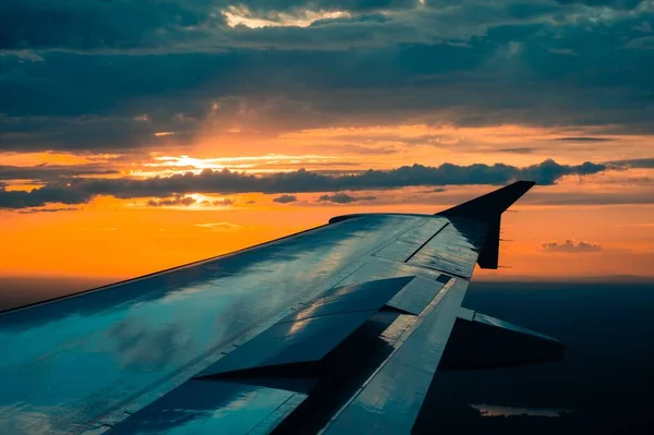 Крыло Самолета Ярком Фоне Неба Заката Темными Облаками — стоковое фото