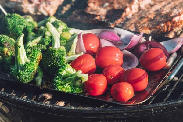 Primer Plano Deliciosas Cebollas Tomates Brócoli Cocinando Una Parrilla — Foto de Stock