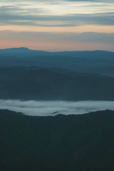 Uma Área Montanhosa Cênica Dia Nebuloso — Fotografia de Stock