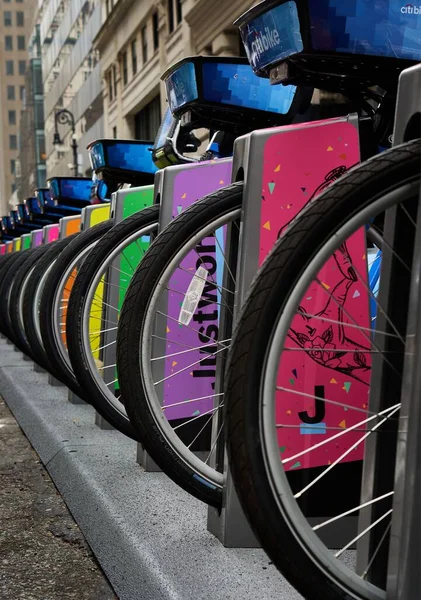 Eine Vertikale Aufnahme Einer Fahrradstation Auf Einem Bürgersteig New York — Stockfoto