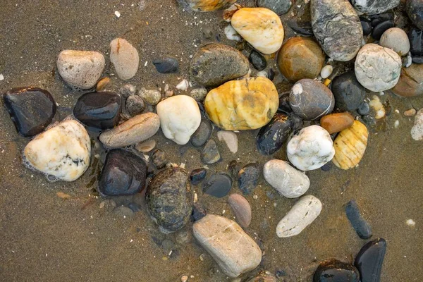 Hintergrund Von Vielen Kleinen Steinen Strand Mit Dem Zurückgehenden Wasser — Stockfoto