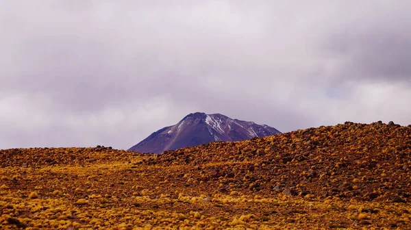 Μια Βουνοκορφή Που Φαίνεται Από San Pedro Atacama Χιλή — Φωτογραφία Αρχείου