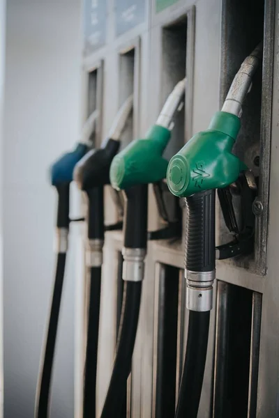 Benzin Istasyonunda Dikey Yakın Plan Gaz Tabancası — Stok fotoğraf