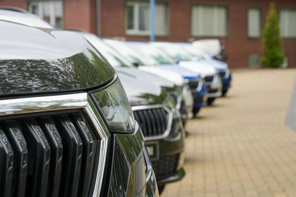 Избирательный сфокусированный снимок автомобилей различных марок, припаркованных на парковке