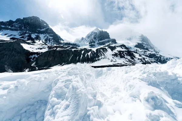 Краєвид Холодними Засніженими Горами — стокове фото