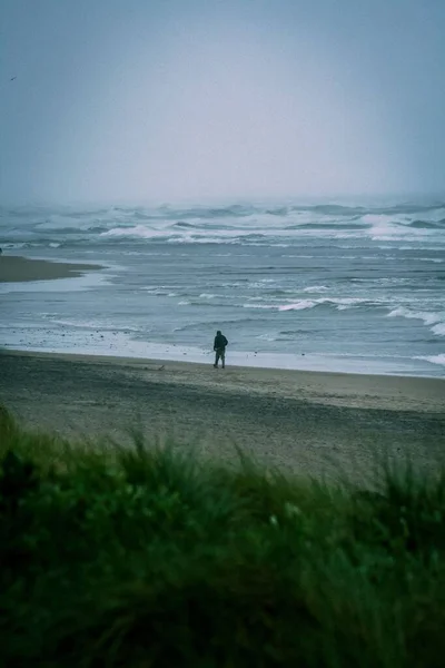 Вертикальний Кадр Людини Йде Пляжі Лінкольн Сіті Орегон — стокове фото