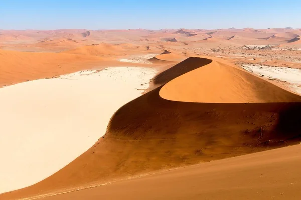 Gyönyörű Kilátás Nyílik Homokdűnék Sivatagban Deadvlei Sossusvlei Namíbia — Stock Fotó