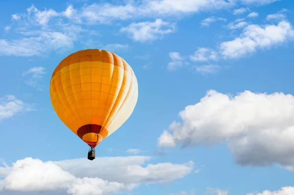 Close Balão Quente Amarelo Brilhante Voando Sobre Céu Azul — Fotografia de Stock