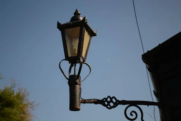 Antica Lanterna Strada Sullo Sfondo Del Cielo Blu — Foto Stock