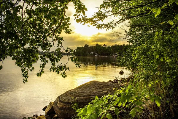Eine Wunderschöne Wasserlandschaft Umgeben Von Bäumen Und Einer Malerischen Gelben — Stockfoto