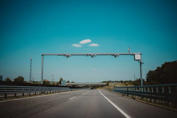 Eine Klare Autobahn Mit Weißen Markierungen Geländern Und Grünen Bäumen — Stockfoto