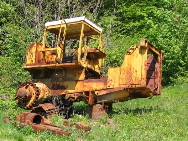 Vieux Bulldozer Rouillé Abandonné Dans Environnement Vert — Photo
