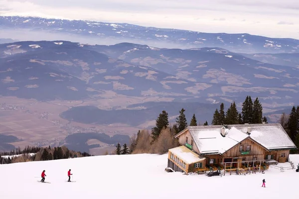 View People Preparing Ski Snowy Mountain Background Wooden House — Stock Photo, Image