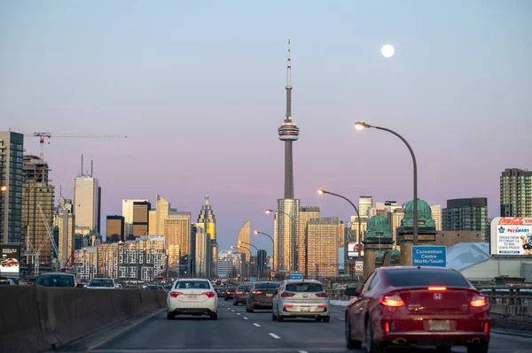 Ночной Снимок Улицы Дорожным Движением Башни Центре Торонто Луной Небе — стоковое фото