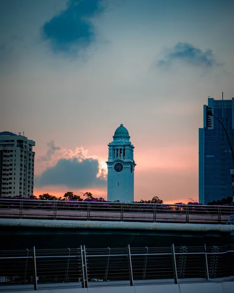 Ein Malerischer Blick Auf Einen Uhrturm Und Gebäude Einer Stadt — Stockfoto