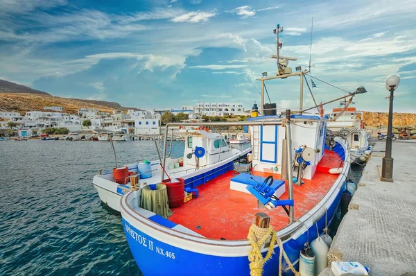 Una Vista Panorámica Los Barcos Puerto Karavostasi Folegandros Con Edificios — Foto de Stock