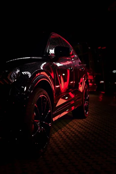 Piros Fény Tükröződik Fekete Audi Suv Éjjel Boch Németország — Stock Fotó